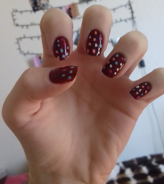 Маникюр в крапинку: школьница придумала оригинальную шпаргалку